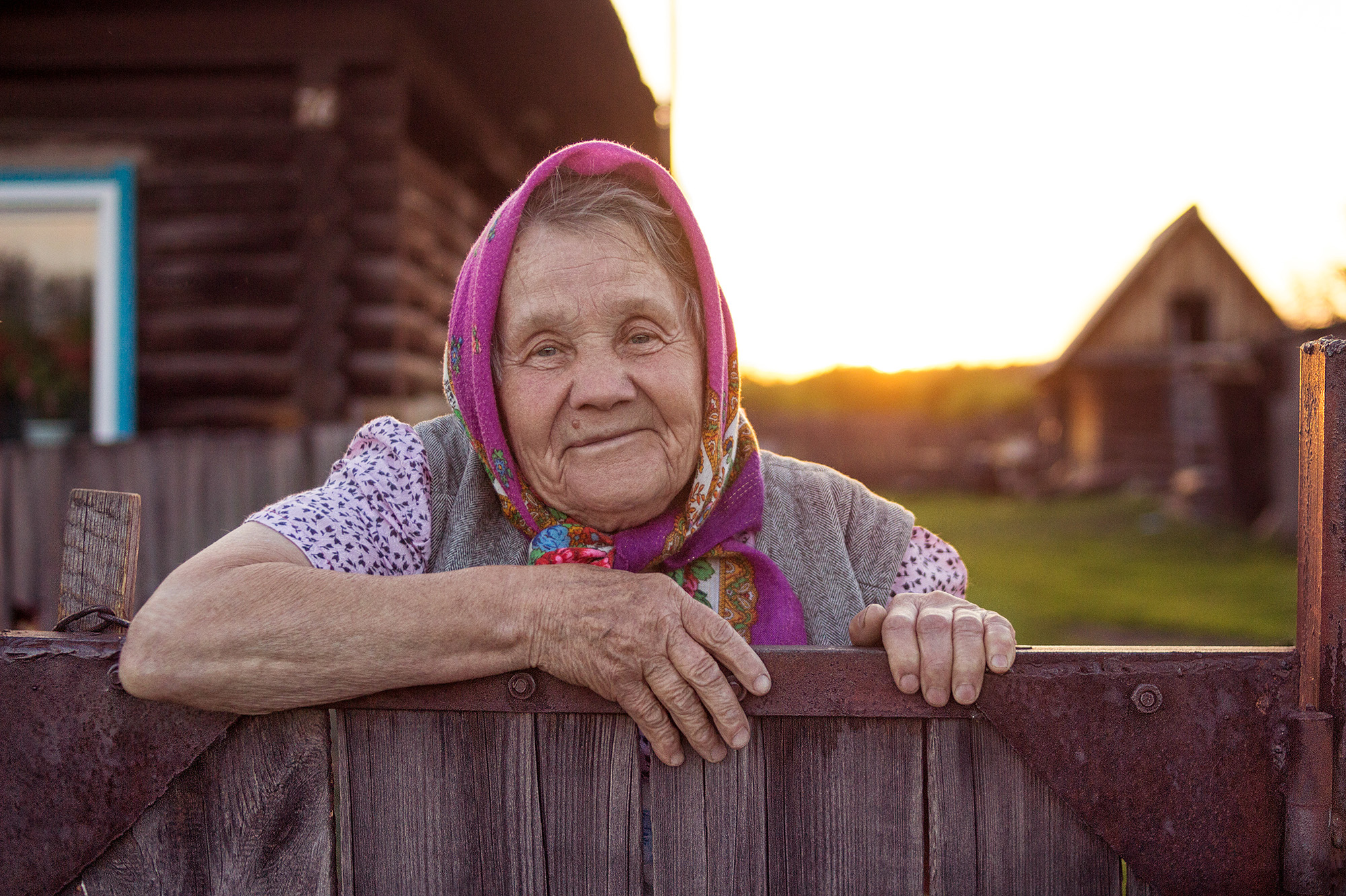 Повтори бабушка. Деревенская бабушка. Деревенские люди. Бабушка из деревни. Деревенская старушка.